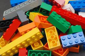 Apartamento em Maianga apresenta escada revestida com 20.000 tijolos de Lego
